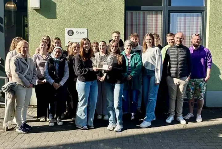 Erzieherklasse des Bergischen Berufskollegs Wipperfürth spendet für das Start-Projekt